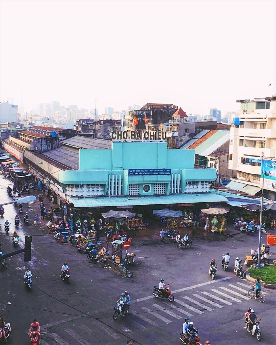 Chợ Bà Chiểu: Đây là khu chợ bình dân ở trung tâm quận Bình Thạnh. Hàng ngày, chợ Bà Chiểu luôn tấp nập người lui tới, không chỉ riêng dịp cuối tuần. Chợ nằm ngay góc ngã ba đường Bạch Đằng - Phan Đăng Lưu - Lê Quang Định, có tuổi đời hơn 7 thập kỷ. Ảnh: @tnhi.huynh. Chợ Bà Chiểu: Đây là khu chợ bình dân ở trung tâm quận Bình Thạnh. Hàng ngày, chợ Bà Chiểu luôn tấp nập người lui tới, không chỉ riêng dịp cuối tuần. Chợ nằm ngay góc ngã ba đường Bạch Đằng - Phan Đăng Lưu - Lê Quang Định, có tuổi đời hơn 7 thập kỷ. Ảnh: @tnhi.huynh.