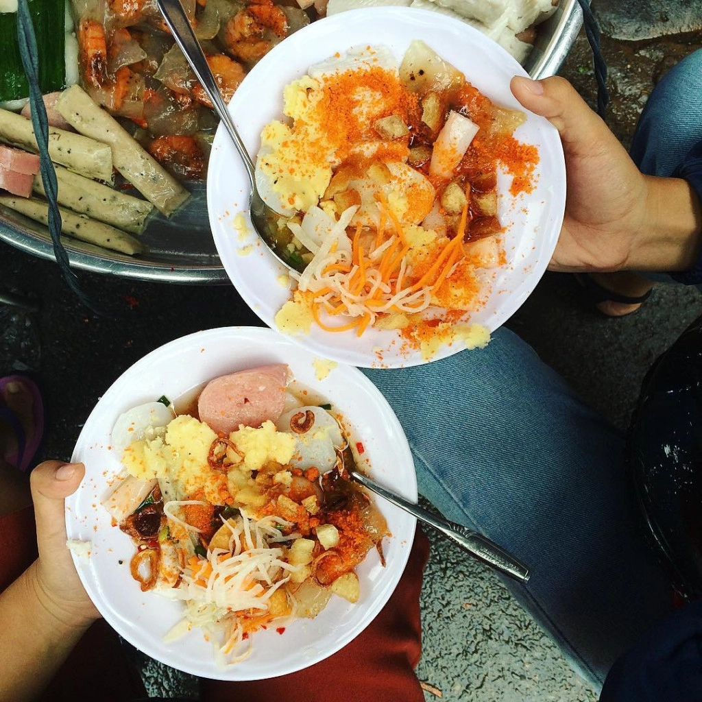 Dạo quanh chợ Bà Chiểu, bạn có thể thưởng thức nhiều món ăn như các loại bánh miền Tây trên những gánh hàng rong. Ảnh: @huynh_dang, @emilyngo196, @doanhanh48, @gienanuong. Dạo quanh chợ Bà Chiểu, bạn có thể thưởng thức nhiều món ăn như các loại bánh miền Tây trên những gánh hàng rong. Ảnh: @huynh_dang, @emilyngo196, @doanhanh48, @gienanuong.