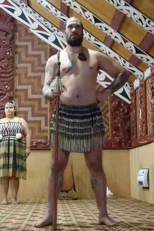 Người Maori sinh sống giữa các vùng địa nhiệt, sử dụng chính mạch nước này để nấu ăn, tắm và làm ấm ngôi nhà của mình. Tuy nhiên, họ cũng hòa hợp với sự phát triển của thành phố hiện đại và thích ứng với cuộc sống mới.