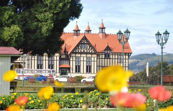Rotorua được xem như trung tâm văn hóa, linh hồn của người Maori. Chính vì thế, nơi đây luôn hút hồn du khách không chỉ bởi phong cảnh thiên nhiên tuyệt vời và còn là trải nghiệm về một nền văn hóa có một không hai.