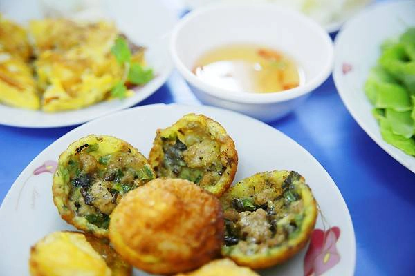 Bánh căn vàng ươm giòn rụm