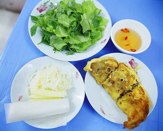 Bánh chín thì nóng giòn, có màu vàng vô cùng đẹp mắt.