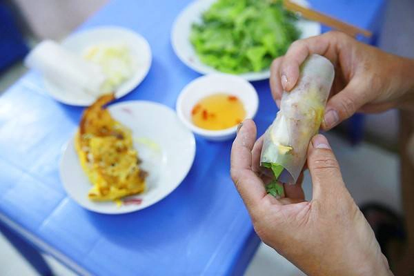... hoặc là cuộn với chút rau sống cho thơm.