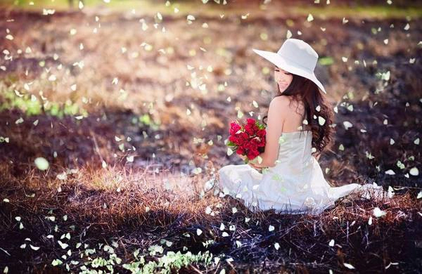 Khách du lịch chụp ảnh với bướm muồng. Ảnh: Hòa Carol Khách du lịch chụp ảnh với bướm muồng. Ảnh: Hòa Carol