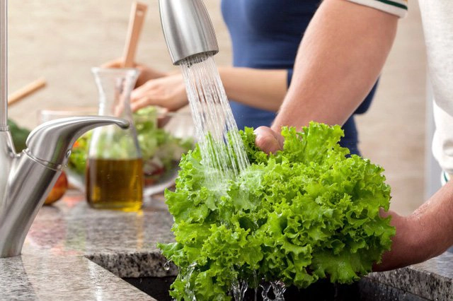 rửa đồ ăn trước khi nấu