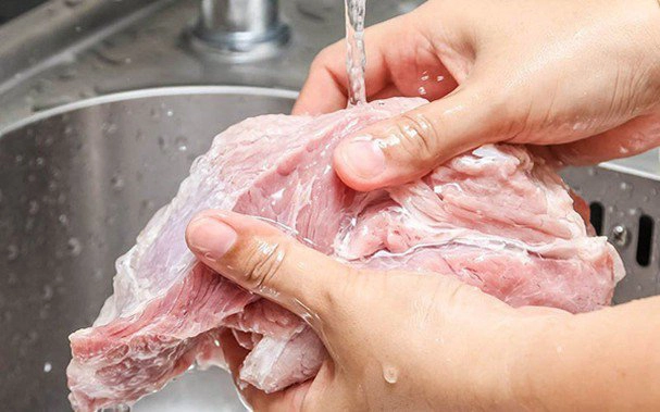 rửa đồ ăn trước khi nấu