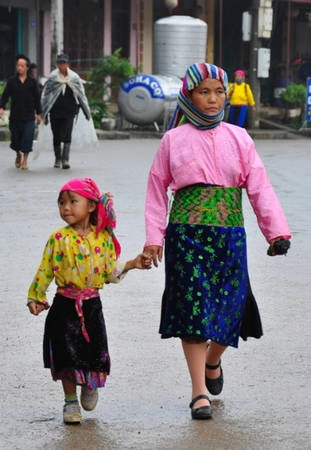 Trẻ con theo mẹ đi chơi chợ. Trẻ con theo mẹ đi chơi chợ.