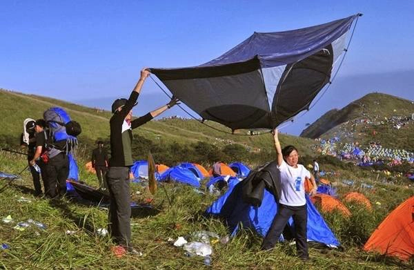 Du khách cùng nhau dựng trại