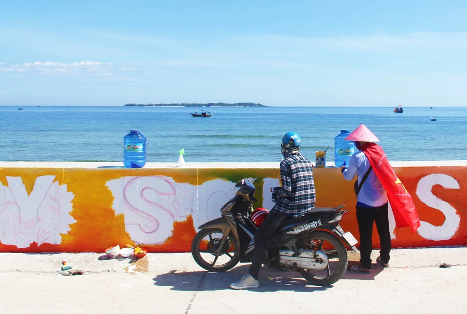 Nội dung xuyên suốt trong những bức hình là khung cảnh cuộc sống của người dân, những vẻ đẹp của đất nước, biển đảo, sinh vật biển hay vô vàn những hình thù sặc sỡ, được cách điệu một cách ngộ nghĩnh. Mỗi khoảng tường nhỏ như kể một câu chuyện khác biệt cho du khách biết thêm nhiều hơn về con người và cuộc sống trên đảo Lý Sơn. Nội dung xuyên suốt trong những bức hình là khung cảnh cuộc sống của người dân, những vẻ đẹp của đất nước, biển đảo, sinh vật biển hay vô vàn những hình thù sặc sỡ, được cách điệu một cách ngộ nghĩnh. Mỗi khoảng tường nhỏ như kể một câu chuyện khác biệt cho du khách biết thêm nhiều hơn về con người và cuộc sống trên đảo Lý Sơn.