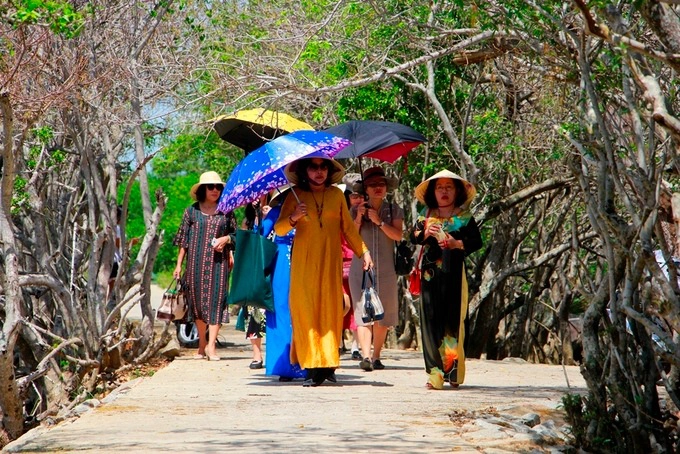 Rừng ngập mặn Rú Chá cách trung tâm TP Huế khoảng 10 km, không bán vé tham quan nên trở thành điểm đến được nhiều người dân lựa chọn. Nhiều phụ nữ trung niên mặc áo dài truyền thống về đây chụp ảnh làm kỷ niệm.