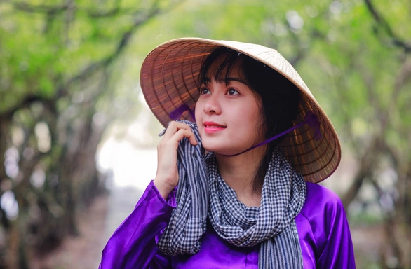 Nét duyên của thiếu nữ khi tạo dáng tại cảnh quan rừng Rú Chá Nét duyên của thiếu nữ khi tạo dáng tại cảnh quan rừng Rú Chá