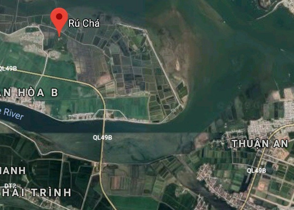 Du khách có thể tới Rú Chá từ cảng cá Thuận An, vượt qua cửa biển, dạo chơi bằng ghe hoặc tàu đánh cá, cũng là một trải nghiệm rất thú vị - Ảnh chụp màn hình Du khách có thể tới Rú Chá từ cảng cá Thuận An, vượt qua cửa biển, dạo chơi bằng ghe hoặc tàu đánh cá, cũng là một trải nghiệm rất thú vị - Ảnh chụp màn hình