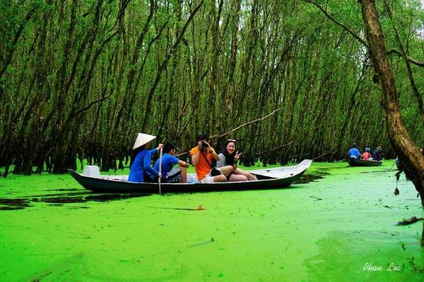 Rừng tràm Trà Sư thuộc huyện Tịnh Biên, tỉnh An Giang, nằm cách thành phố Châu Đốc khoảng 20 km về hướng nam. Với diện tích gần 850 ha, Trà Sư là khu rừng ngập nước tiêu biểu cho vùng tây sông Hậu với phần lớn cây ở đây là tràm trên 10 tuổi. Ngoài ra đây cũng là nơi sinh sống của nhiều loài động thực vật quý hiếm khác nhau.