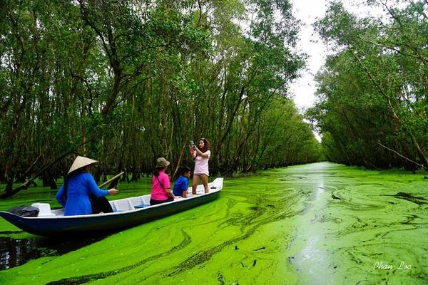 Trà Sư thật sự thích hợp cho những ai muốn trốn chạy khỏi sự ồn ào của phố thị. Vẻ hiền hòa và mộc mạc của cảnh vật cùng với sự phóng khoáng và đôn hậu của con người nơi đây khiến những ai lâu ngày không ghé thăm sẽ thương nhớ lúc nào không hay.