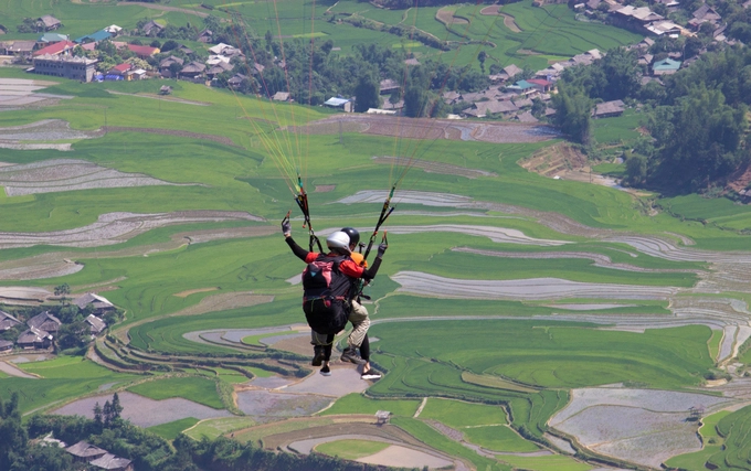 Du khách sẽ cất cánh từ độ cao 1.270 m (so với mực nước biển), khoảng cách đến bãi hạ cánh là 2,3 km đường chim bay, 11 km tính bằng đường ôtô (quốc lộ 32). Du khách sẽ cất cánh từ độ cao 1.270 m (so với mực nước biển), khoảng cách đến bãi hạ cánh là 2,3 km đường chim bay, 11 km tính bằng đường ôtô (quốc lộ 32).