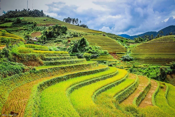 Ngoài chiêm ngưỡng cảnh sắc thiên nhiên tuyệt đẹp, các bạn cũng có thể khám phá bản sắc văn hóa, hòa mình vào cuộc sống của đồng bào dân tộc nơi đây, cùng vui chơi với những em bé ngây thơ, hồn nhiên.