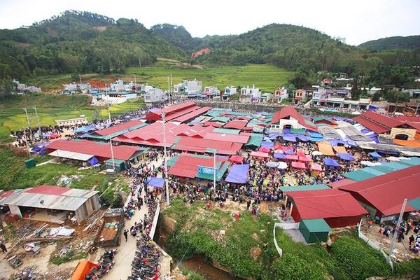 Trong mỗi phiên chợ, ngoài những thứ nông sản phục vụ đời sống, một “đặc sản” không thể thiếu được thường xuyên trao đổi buôn bán và dùng ngay tại chỗ là rượu ngô.