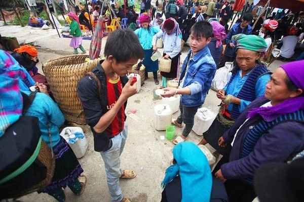 Trước khi mua rượu tại chợ, người mua có thể tha hồ thử sau đó chọn. Với người có tửu lượng kém, thử từ đầu gian hàng đến cuối gian hàng cũng có thể say.