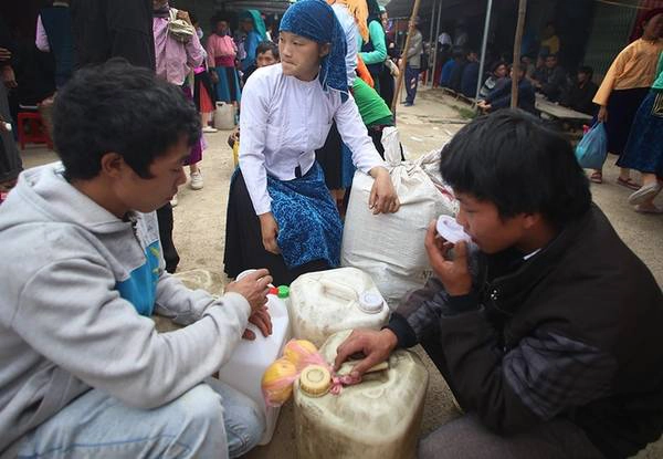 Tháng 4 hàng năm là thời điểm thu hoạch ngô chín, những bắp ngô vàng óng được treo trên xà nhà để tránh ẩm mọt, dùng được lâu. Ngô hàng ngày sử dụng để làm mèn mén, thức ăn cho vật nuôi, số còn lại được ủ làm rượu. Rượu ngô làm ra chủ yếu phục vụ nhu cầu của gia đình hoặc tiếp khách, gia đình nào nhiều mới có rượu đem bán.