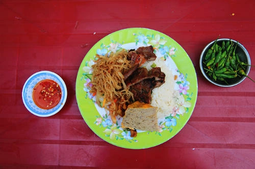 Dĩa cơm bưng ra với nhiều màu sắc đẹp mắt, thịt sườn mềm, thơm ăn kèm với chả trứng, bì thịt, đồ chua và rau ăn kèm. Ảnh: Phong Vinh. Dĩa cơm bưng ra với nhiều màu sắc đẹp mắt, thịt sườn mềm, thơm ăn kèm với chả trứng, bì thịt, đồ chua và rau ăn kèm. Ảnh: Phong Vinh.