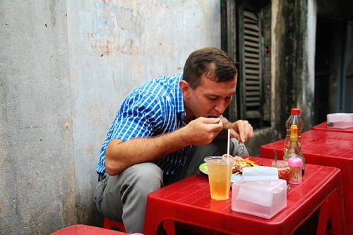 Anh Igor Tatarinov tỏ ra rất thích thú khi thưởng thức món ăn này. Ảnh: Phong Vinh. Anh Igor Tatarinov tỏ ra rất thích thú khi thưởng thức món ăn này. Ảnh: Phong Vinh.