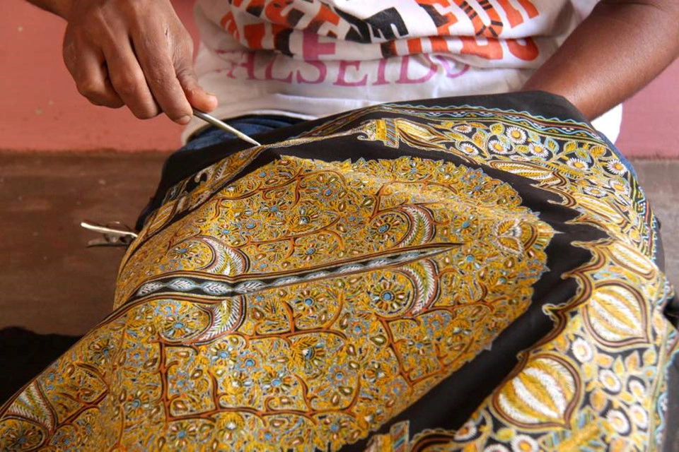Vùng Kutch còn nổi tiếng với nhiều đồ thủ công mỹ nghệ và vải lụa do các nghệ nhân địa phương sản xuất cho du khách mua về làm quà lưu niệm. Ảnh: Independent.