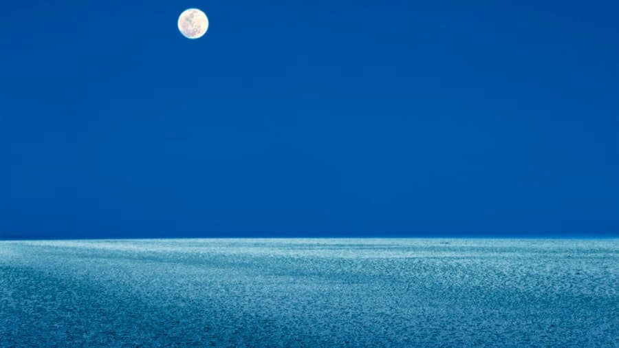Bề mặt sa mạc lấp lánh dưới ánh trăng và bầu trời trong vắt, khiến du khách choáng ngợp bởi sự hùng vĩ và rộng lớn. Ảnh: Lifeawayfromlife.