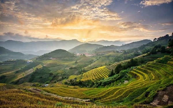 Sa Pa, Việt Nam Thị trấn vùng cao này được xây dựng từ thập niên 1920 bởi thực dân Pháp để trở thành nơi nghỉ dưỡng mùa hè ở phía bắc. Nhiều năm gần đây Sa Pa phát triển một cách bùng nổ nhưng cảnh quan mang lại những cuộc phiêu lưu cho du khách vẫn còn được gìn giữ. Leo bộ giữa những đồi núi trập trùng ruộng bậc thang, qua thung lũng Mường Hoa, ngủ đêm giữa những ngọn đồi mây phủ hoặc chinh phục Fansipan đón bình minh là một số trải nghiệm không thể bỏ lỡ. Sa Pa, Việt Nam Thị trấn vùng cao này được xây dựng từ thập niên 1920 bởi thực dân Pháp để trở thành nơi nghỉ dưỡng mùa hè ở phía bắc. Nhiều năm gần đây Sa Pa phát triển một cách bùng nổ nhưng cảnh quan mang lại những cuộc phiêu lưu cho du khách vẫn còn được gìn giữ. Leo bộ giữa những đồi núi trập trùng ruộng bậc thang, qua thung lũng Mường Hoa, ngủ đêm giữa những ngọn đồi mây phủ hoặc chinh phục Fansipan đón bình minh là một số trải nghiệm không thể bỏ lỡ.