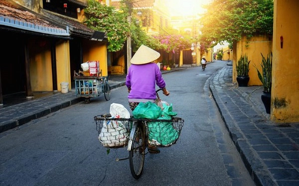 Hội An, Việt Nam Nằm ở khoảng giữa vùng duyên hải miền trung Việt Nam, Hội An lại như một thế giới khác hẳn. Không như Hà Nội hay Sài Gòn là những nơi chật kín xe máy, Hội An thanh bình và mang nhiều vẻ đẹp văn hóa hòa trộn từ Pháp, Nhật Bản cho tới Trung Quốc. Dừng chân ở một quán trà hay hiệu may truyền thống, du khách đều có thể cảm nhận được không gian phố cổ với những ngôi nhà quét ve vàng, nằm dọc sông Thu Bồn. Ôtô và xe máy không được lưu thông trong trung tâm phố cổ vào một số khung giờ, vì thế du khách chỉ có thể khám phá bằng cách đi bộ hoặc đạp xe. Hội An, Việt Nam Nằm ở khoảng giữa vùng duyên hải miền trung Việt Nam, Hội An lại như một thế giới khác hẳn. Không như Hà Nội hay Sài Gòn là những nơi chật kín xe máy, Hội An thanh bình và mang nhiều vẻ đẹp văn hóa hòa trộn từ Pháp, Nhật Bản cho tới Trung Quốc. Dừng chân ở một quán trà hay hiệu may truyền thống, du khách đều có thể cảm nhận được không gian phố cổ với những ngôi nhà quét ve vàng, nằm dọc sông Thu Bồn. Ôtô và xe máy không được lưu thông trong trung tâm phố cổ vào một số khung giờ, vì thế du khách chỉ có thể khám phá bằng cách đi bộ hoặc đạp xe.