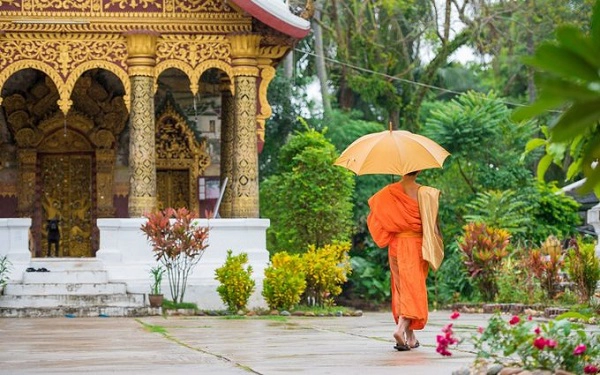 Luang Prabang, Lào Thành phố quyến rũ nhất của Lào mang nhiều nét lãng mạn Đông Dương, thể hiện ở từng ngọn tháp đền chùa, các ngôi nhà kiến trúc thuộc địa, hay hàng chục ngôi đền được UNESCO gìn giữ. Luang Prabang còn là một thành phố cổ ven sông, bao quanh là những ngôi nhà tranh, khu nghỉ dưỡng, quán cà phê... Luang Prabang, Lào Thành phố quyến rũ nhất của Lào mang nhiều nét lãng mạn Đông Dương, thể hiện ở từng ngọn tháp đền chùa, các ngôi nhà kiến trúc thuộc địa, hay hàng chục ngôi đền được UNESCO gìn giữ. Luang Prabang còn là một thành phố cổ ven sông, bao quanh là những ngôi nhà tranh, khu nghỉ dưỡng, quán cà phê...