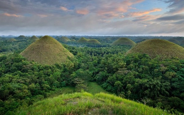 Bohol, Philippines Nằm ở trung tâm Philippines, vùng đất Visaya là điểm đến hấp dẫn bậc nhất đất nước vạn đảo. Nơi này cũng có những cảnh hoàng hôn, cảnh biển tương tự Palawan, bầu trời đẹp như Boracay. Tuy nhiên, điều làm nên nét riêng của Bohol là những cánh rừng rậm thấp, các ngọn đồi Chocolate chính là các mô đất cao dốc như ngọn kim tự tháp Ai Cập. Bohol, Philippines Nằm ở trung tâm Philippines, vùng đất Visaya là điểm đến hấp dẫn bậc nhất đất nước vạn đảo. Nơi này cũng có những cảnh hoàng hôn, cảnh biển tương tự Palawan, bầu trời đẹp như Boracay. Tuy nhiên, điều làm nên nét riêng của Bohol là những cánh rừng rậm thấp, các ngọn đồi Chocolate chính là các mô đất cao dốc như ngọn kim tự tháp Ai Cập.