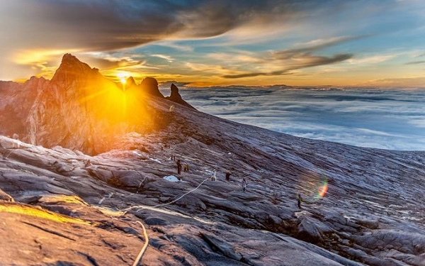 Borneo, Malaysia Du khách có thể dạo chơi trên sông Kinabatangan, khám phá cánh rừng rậm rạp phủ sương. Bao quanh du khách là những cành cây rung lên vì lũ khỉ đuôi ngựa và đười ươi leo trèo. Borneo vẫn còn là một nơi hoang sơ, ngập tràn những trải nghiệm với thiên nhiên hoang dã. Ở Borneo du khách có thể tìm đến đỉnh Kinabalu thực hiện chuyến đi bộ hai ngày, ngắm bình minh rực rỡ như thiên đường. Borneo, Malaysia Du khách có thể dạo chơi trên sông Kinabatangan, khám phá cánh rừng rậm rạp phủ sương. Bao quanh du khách là những cành cây rung lên vì lũ khỉ đuôi ngựa và đười ươi leo trèo. Borneo vẫn còn là một nơi hoang sơ, ngập tràn những trải nghiệm với thiên nhiên hoang dã. Ở Borneo du khách có thể tìm đến đỉnh Kinabalu thực hiện chuyến đi bộ hai ngày, ngắm bình minh rực rỡ như thiên đường.
