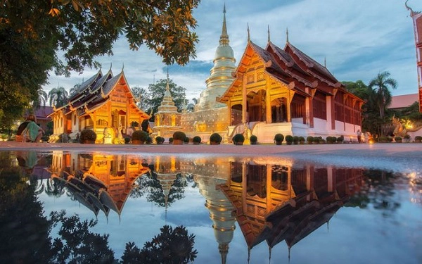 Chiang Mai, Thái Lan Được mệnh danh là đóa hồng phương bắc, Chiang Mai nằm cách xa thủ đô xô bồ Bangkok và mang vẻ đẹp quyến rũ rất riêng. Ngoài những đền chùa, khu nghỉ dưỡng, du khách có thể tìm đến ngôi làng của các dân tộc địa phương để khám phá đời sống của họ. Đến Chiang Mai còn có hoạt động trekking chinh phục núi Doi Suthep và Doi Pui, chèo bè tre khám phá thung lũng Mae Sa... Chiang Mai, Thái Lan Được mệnh danh là đóa hồng phương bắc, Chiang Mai nằm cách xa thủ đô xô bồ Bangkok và mang vẻ đẹp quyến rũ rất riêng. Ngoài những đền chùa, khu nghỉ dưỡng, du khách có thể tìm đến ngôi làng của các dân tộc địa phương để khám phá đời sống của họ. Đến Chiang Mai còn có hoạt động trekking chinh phục núi Doi Suthep và Doi Pui, chèo bè tre khám phá thung lũng Mae Sa...