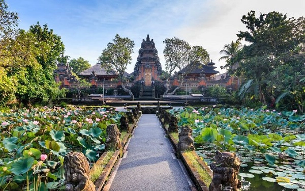 Bali, Indonesia Bali có nhiều khu nghỉ dưỡng, khách sạn cao cấp, quán cà phê, bar để du khách tụ tập, tận hưởng cuộc sống địa phương. Tuy nhiên, biển và rừng mới là những nơi hấp dẫn hơn cả. Bờ biển Bali nổi tiếng với những bãi như Kuta, Padang Padang, hay Uluwatu, rừng và những thửa ruộng bậc thang phải nhắc tới Ubud. Bali, Indonesia Bali có nhiều khu nghỉ dưỡng, khách sạn cao cấp, quán cà phê, bar để du khách tụ tập, tận hưởng cuộc sống địa phương. Tuy nhiên, biển và rừng mới là những nơi hấp dẫn hơn cả. Bờ biển Bali nổi tiếng với những bãi như Kuta, Padang Padang, hay Uluwatu, rừng và những thửa ruộng bậc thang phải nhắc tới Ubud.