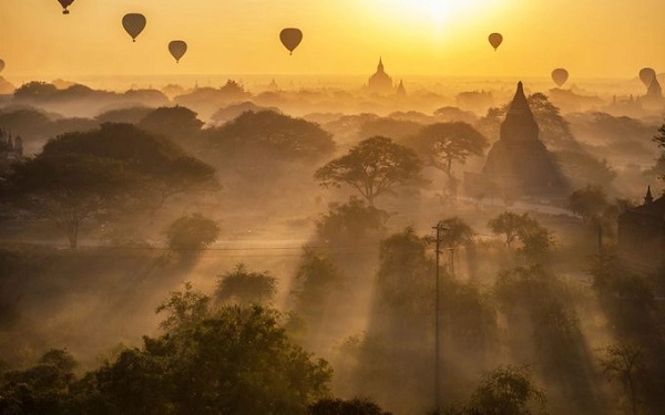 Bagan, Myanmar Bagan là vùng đất được bao trùm bởi bề dày lịch sử, nơi đây được thành lập từ thế kỷ 2 gần Mandalay. Bagan sở hữu tới hơn 10.000 ngôi đền, chùa nhưng hiện chỉ còn khoảng 2.200 công trình cổ. Du khách có thể thưởng ngoạn vẻ đẹp của cố đô này từ trên cao khi chọn đi khinh khí cầu cùng các dịch vụ ăn uống sang trọng đi kèm. Bagan, Myanmar Bagan là vùng đất được bao trùm bởi bề dày lịch sử, nơi đây được thành lập từ thế kỷ 2 gần Mandalay. Bagan sở hữu tới hơn 10.000 ngôi đền, chùa nhưng hiện chỉ còn khoảng 2.200 công trình cổ. Du khách có thể thưởng ngoạn vẻ đẹp của cố đô này từ trên cao khi chọn đi khinh khí cầu cùng các dịch vụ ăn uống sang trọng đi kèm.