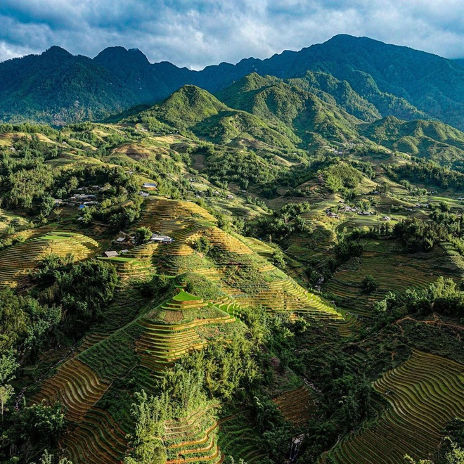 Nơi đây còn có những cung đường trải nghiệm hoang sơ, đẹp đẽ, những thác nước hùng vĩ, ruộng bậc thang thơ mộng, các ngôi làng với nét văn hóa đặc trưng và nghề thủ công độc đáo. Du khách có thể đăng ký trải nghiệm hoạt động dệt sản phẩm truyền thống, học làm đồ mỹ nghệ và mua các món đồ làm quà tặng khi du lịch Sa Pa. Ảnh: Mick.gwd.