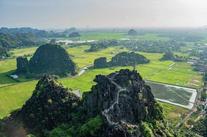 Về Ninh Bình, Trips to Discover dành nhiều lời khen có cánh cho vùng đất này. Nơi đây có phong cảnh đẹp như tranh với hàng trăm tảng đá vôi nguyên khối phủ màu xanh mướt. Xen kẽ giữa các núi đá vôi là dòng sông uốn lượn bao quanh. Chuyên trang cũng gợi ý một số hoạt động mà du khách có thể trải nghiệm khi du lịch Ninh Bình như thăm chùa Bái Đính, check-in hang Múa, ngồi thuyền du ngoạn danh thắng Tràng An… Ảnh: Javip11.