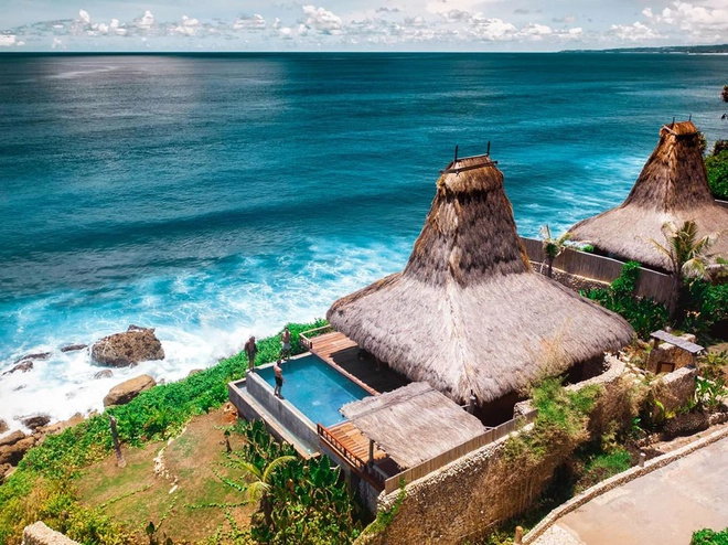 Đảo Sumba (Indonesia) nằm trong quần đảo Nusa Tenggara, chỉ cách Bali khoảng một giờ đồng hồ bay. Trips to Discover nhận xét: "Một nơi đẹp mê hồn và ám ảnh, các bãi biển cát trắng hoang sơ cùng những con sóng xanh rì thu hút những người lướt sóng, lặn biển. Ngoài ra, văn hóa làng truyền thống được bảo tồn tốt có thể được trải nghiệm ở Tây Sumba, nơi những ngôi nhà truyền thống được tập trung trên đỉnh đồi bao quanh những ngôi mộ đá rộng lớn của tổ tiên". Ảnh: Wowtravels_official.