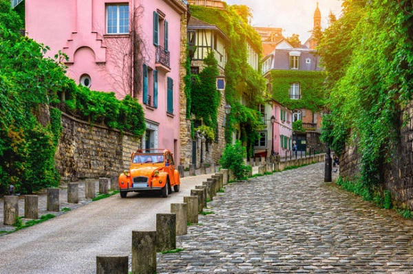 Paris, Pháp: Khu Montmartre được coi là đẹp nhất tại thành phố Paris, với đường phố lát đá cuội, quảng trường cỏ và những ngôi nhà nhiều màu sắc. Paris, Pháp: Khu Montmartre được coi là đẹp nhất tại thành phố Paris, với đường phố lát đá cuội, quảng trường cỏ và những ngôi nhà nhiều màu sắc.