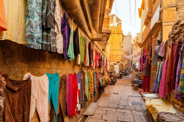 Jaisalmer, Ấn Độ: Jaisalmer được coi là “Thành phố vàng” của Ấn Độ, vì nơi đây nổi tiếng với kiến trúc sa thạch vàng và những khu chợ nhộn nhịp.