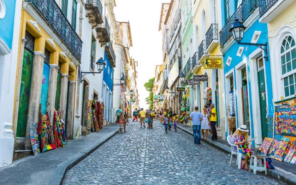 Bahia, Brazil: Thành phố là sự pha trộn giữa phong cách châu Phi và Bồ Đào Nha. Những tòa nhà cổ nhiều màu sắc, đường phố lát đá và quảng trường cổ kính.