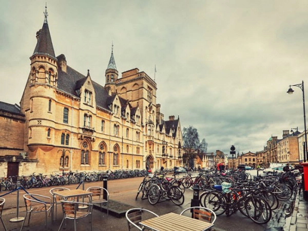 Oxford, Anh: Thành phố là quê hương của một trong những trường đại học nổi tiếng nhất thế giới. Đường phố ở đây gây ấn tượng với các tòa nhà mang phong cách đặc trưng của Anh.