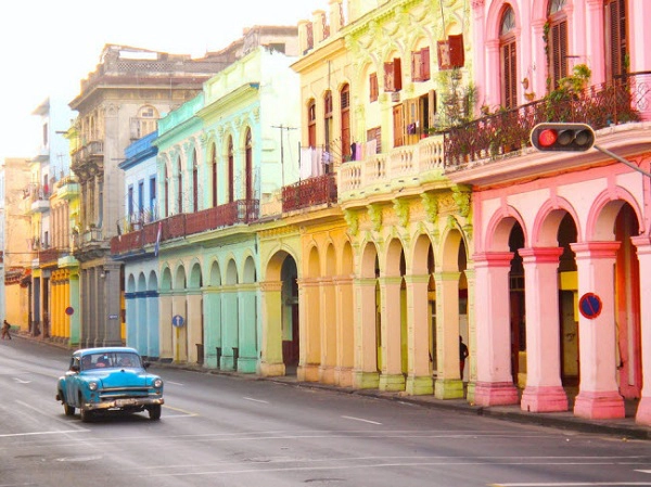 Havana, Cuba: Màu sắc của những ngôi nhà và ô tô cổ trên đường phố hòa quyện vào nhau tạo thành khung cảnh vô cùng ấn tượng. Havana, Cuba: Màu sắc của những ngôi nhà và ô tô cổ trên đường phố hòa quyện vào nhau tạo thành khung cảnh vô cùng ấn tượng.