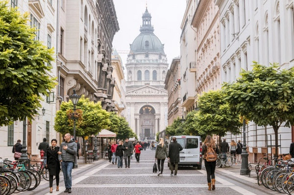 Budapest, Hungary: Budapest là thành phố lý tưởng để khám phá bằng đi bộ. Du khách có thể chiêm ngưỡng các công trình kiến trúc độc đáo như nhà thờ cổ, cầu và lâu đài dành cho vua chúa thời xưa.