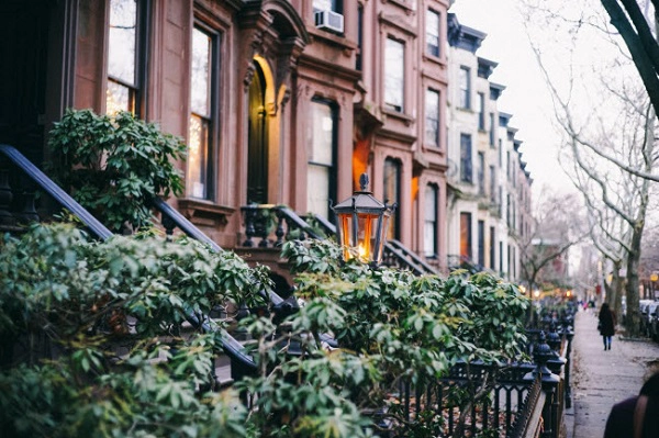 Brooklyn, New York, Mỹ: Khi nghĩ về thành phố New York, mọi người thường hình dung ra hình ảnh náo nhiệt của khu Manhattan. Mặc dù vậy, khu Brooklyn cũng gây ấn tượng với đường phố lát đá xanh và rợp bóng cây.