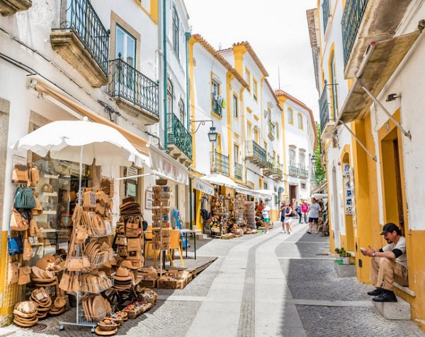 Évora, Bồ Đào Nha: Nằm ở trung tâm vùng Alentejo, Évora là thị trấn cổ tuyệt đẹp ở Bồ Đảo Nha. Tới đây, du khách có thể đi bộ dọc đường phố lát đá cuội, thăm các bảo tàng và chiêm ngưỡng nhiều tượng đài đẹp. Évora, Bồ Đào Nha: Nằm ở trung tâm vùng Alentejo, Évora là thị trấn cổ tuyệt đẹp ở Bồ Đảo Nha. Tới đây, du khách có thể đi bộ dọc đường phố lát đá cuội, thăm các bảo tàng và chiêm ngưỡng nhiều tượng đài đẹp.