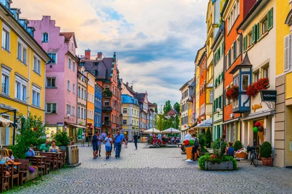  Lindau, Đức: Hòn đảo nằm giữa biên giới Đức và Thụy Sĩ được coi là trung tâm lịch sử với các ngôi nhà nhiều màu sắc từ thời Trung cổ và những con đường lát đá cuội.