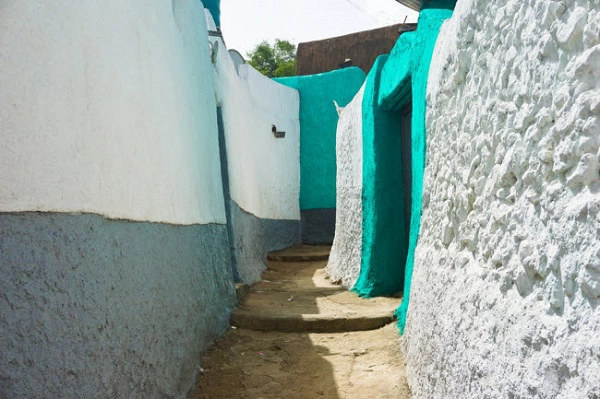 Harar, Ethiopia: Harar là thành phố linh thiêng nằm ở miền đông Ethiopia và được bao quanh bởi những bức tường thành nhiều thế kỷ. Bên trong thành phố giống như một mê cung, vói các ngôi nhà truyền thống và hiện đại đan xen lẫn nhau.