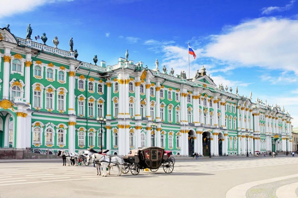 St. Petersburg, Nga: Được coi là trung tâm văn hóa của Nga, thành phố St. Petersburg nổi tiếng với những đường phố nghệ thuật như Nevsky Prospekt, Troitskaya Ploshchad và quảng trường Cung điện.