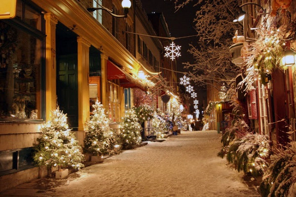 Québec, Canada: Thành phố trở thành xứ sở thần thiên vào mùa đông với ánh sáng trang hoàng nhà thờ và lâu đài cổ dọc đường phố lát đá cuội.